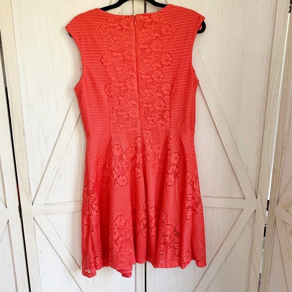 Sandra Darren Coral Pink Lace Overlay Fit Flare Dress Women 12 Sleeveless Floral - Picture 4 of 6